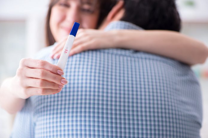 Test ciążowy domowy jest dostępny w każdej aptece. Kryterium jest zbadanie probówki moczu. Jeżeli badanie jest wykonane odpowiednio, wiarygodność testu ciążowego domowego, odpowiada badaniom wykonywanym w gabinecie lekarskim lub laboratorium.