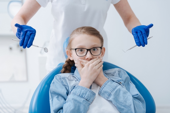 Hipoplazja- niedorozwój szkliwa jest zaburzeniem rozwojowym zębów, w różnych okresach ich tworzenia. Może objawiać się zauważalnymi w jamie ustnej różnej głębokości dołkami i bruzdami na powierzchni zęba lub częściowym, a nawet całkowitym brakiem szkliwa.